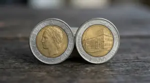 Due monete da 500 lire bimetalliche del 1982 appoggiate su una superficie in legno