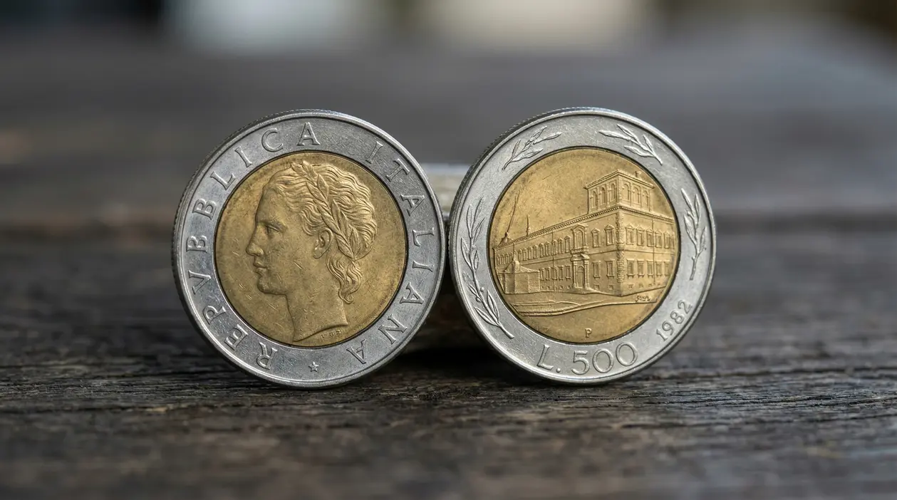 Due monete da 500 lire bimetalliche del 1982 appoggiate su una superficie in legno