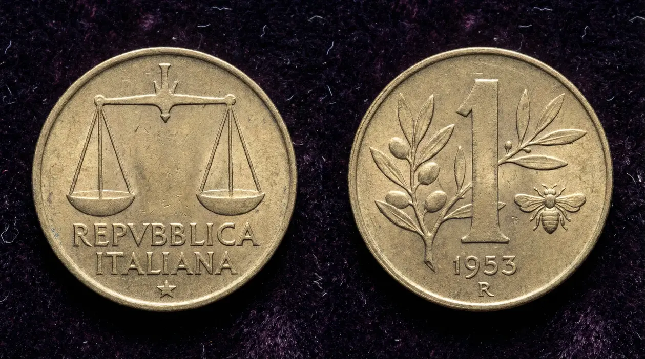 Moneta italiana da 1 lira del 1953 con ape e ramo di ulivo su sfondo scuro