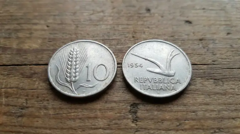 Due monete italiane da 10 lire del 1954 su un tavolo di legno