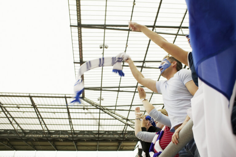Spettatori sugli spalti durante un evento delle Olimpiadi Milano-Cortina 2026 con vista sul campo di gara